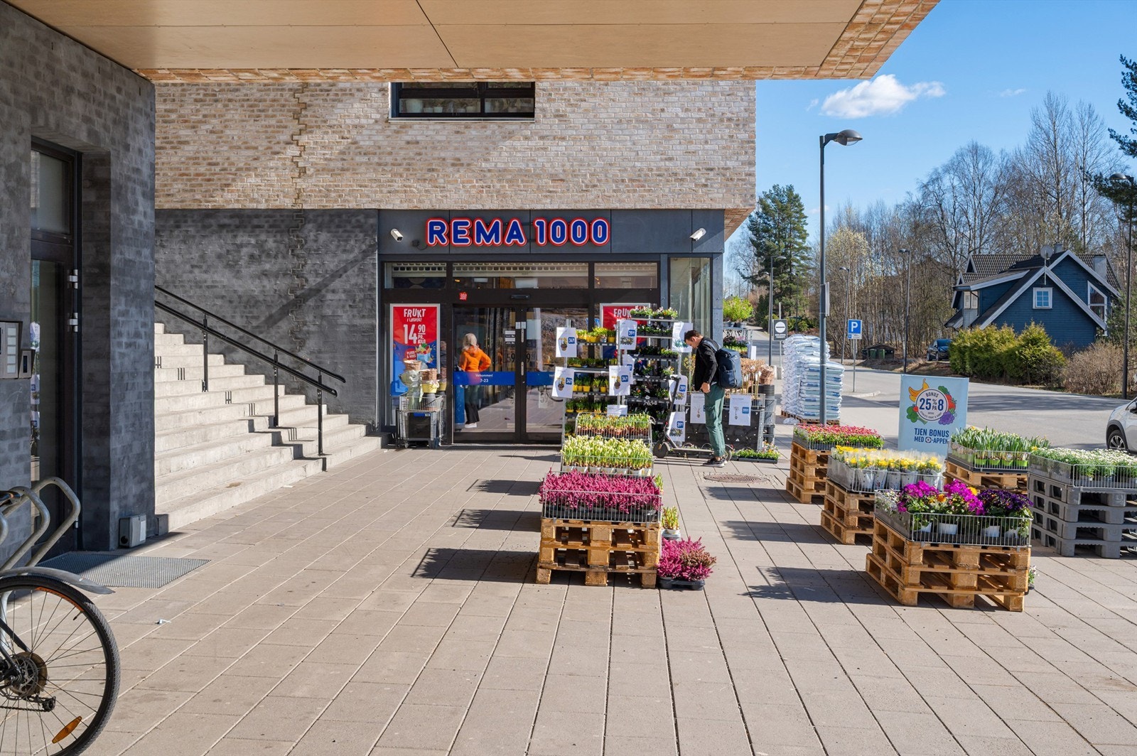 Dagligvarehandelen kan gjøres på Rema 1000 Lørenskog Stasjonsby få minutters gange fra leiligheten. Galleribilde