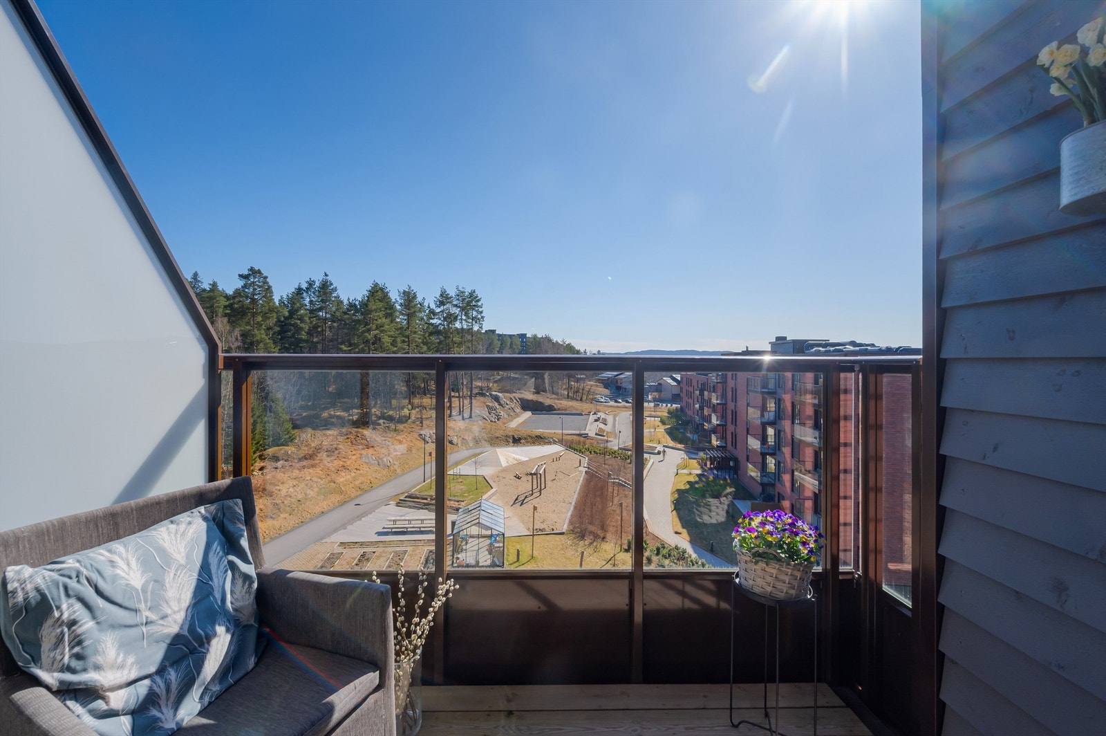 Her kan du innrede med utemøblement og skape et hyggelig uterom i rolige omgivelser som innbyr til morgenkaffe eller et glass vin på kveldene. Galleribilde