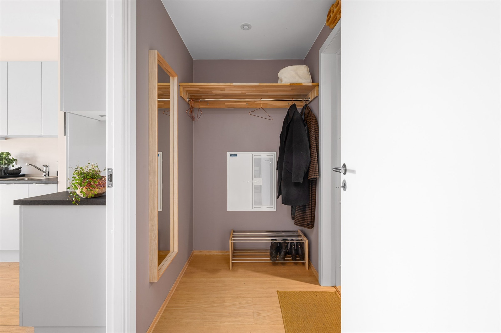 Her er det plass til å henge fra seg yttertøy og sette fra seg sko. I tillegg medfølger det kjellerbod på ca. 3 kvm. Galleribilde