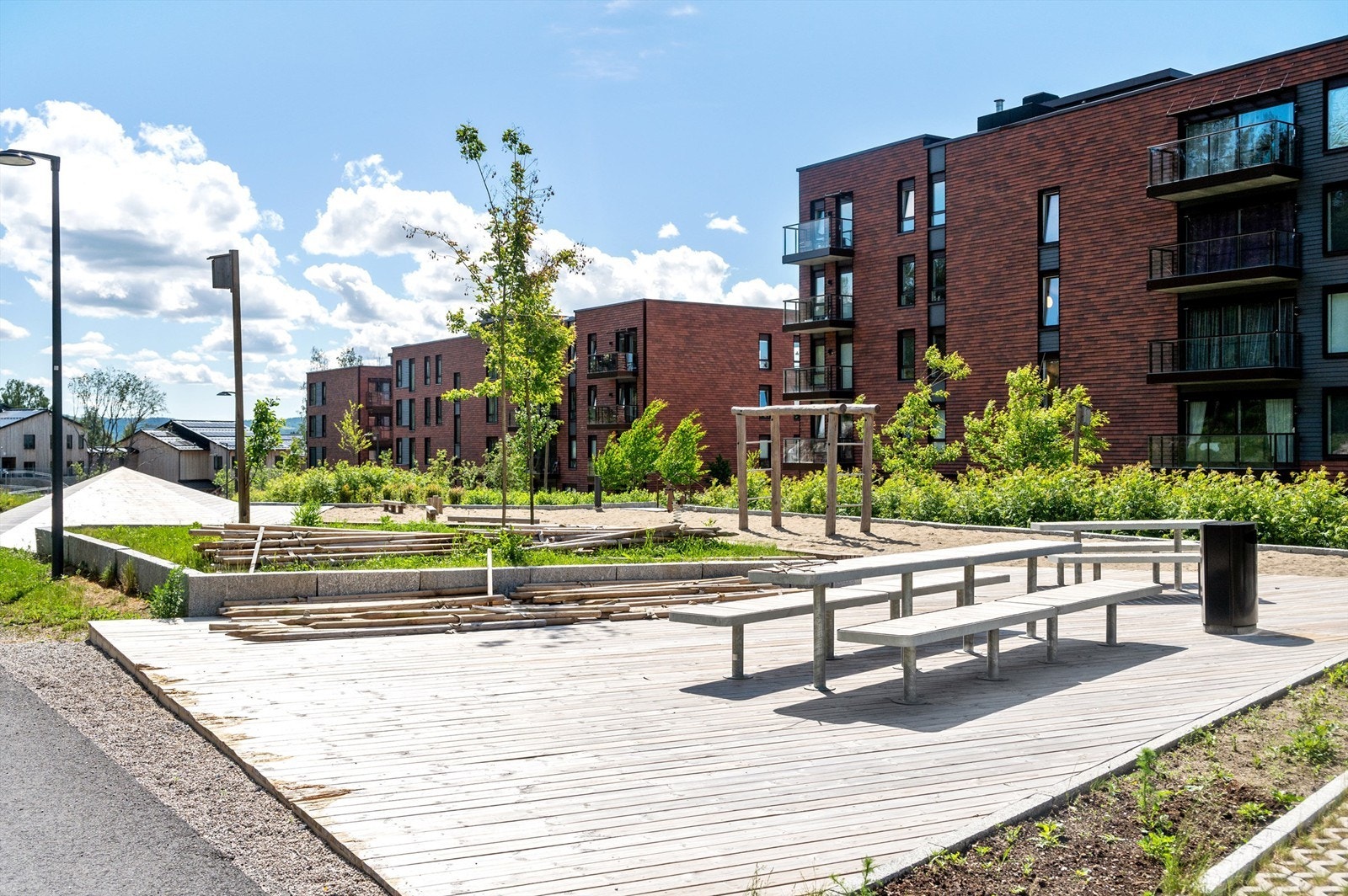Eiendommen byr på velholdte og tiltalende uteområder, med beplantning, sittegrupper og et gjennomført helhetsinntrykk. Galleribilde