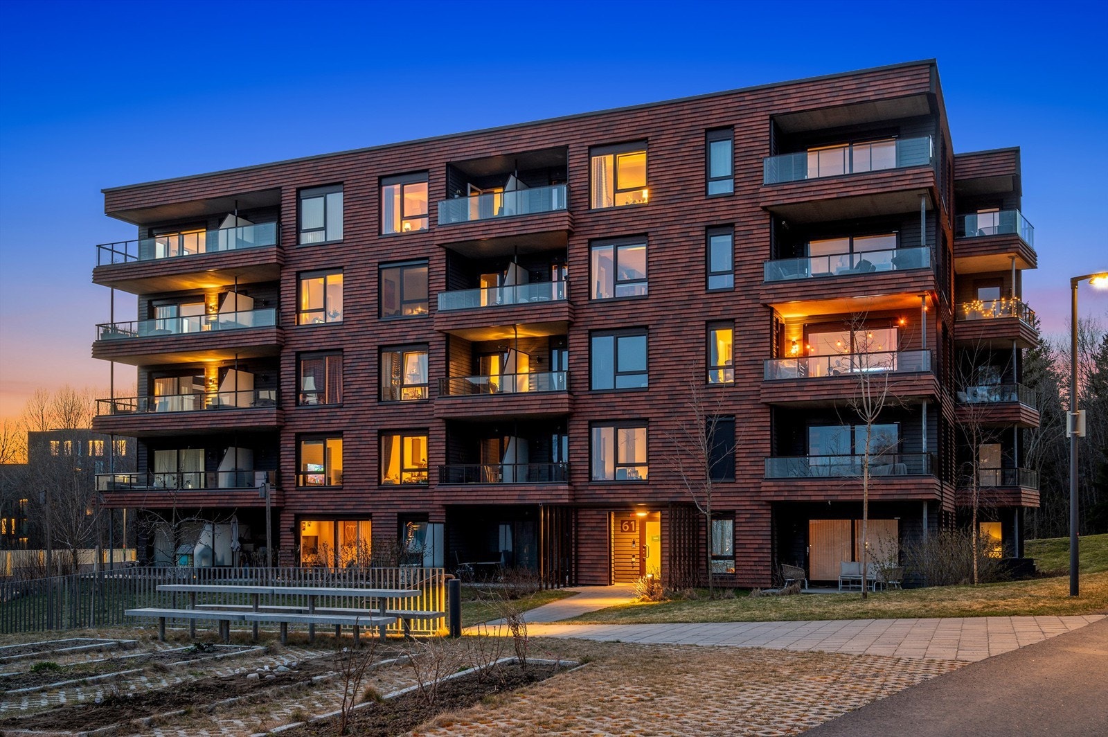 Leiligheten ligger i et hyggelig og sosialt sameie som byr på gode fellesfasiliteter som drivhus, dyrkningsområder, frukttrær, fontene, lekeplass og skøytebane om vinteren - perfekt for både store og små! Galleribilde