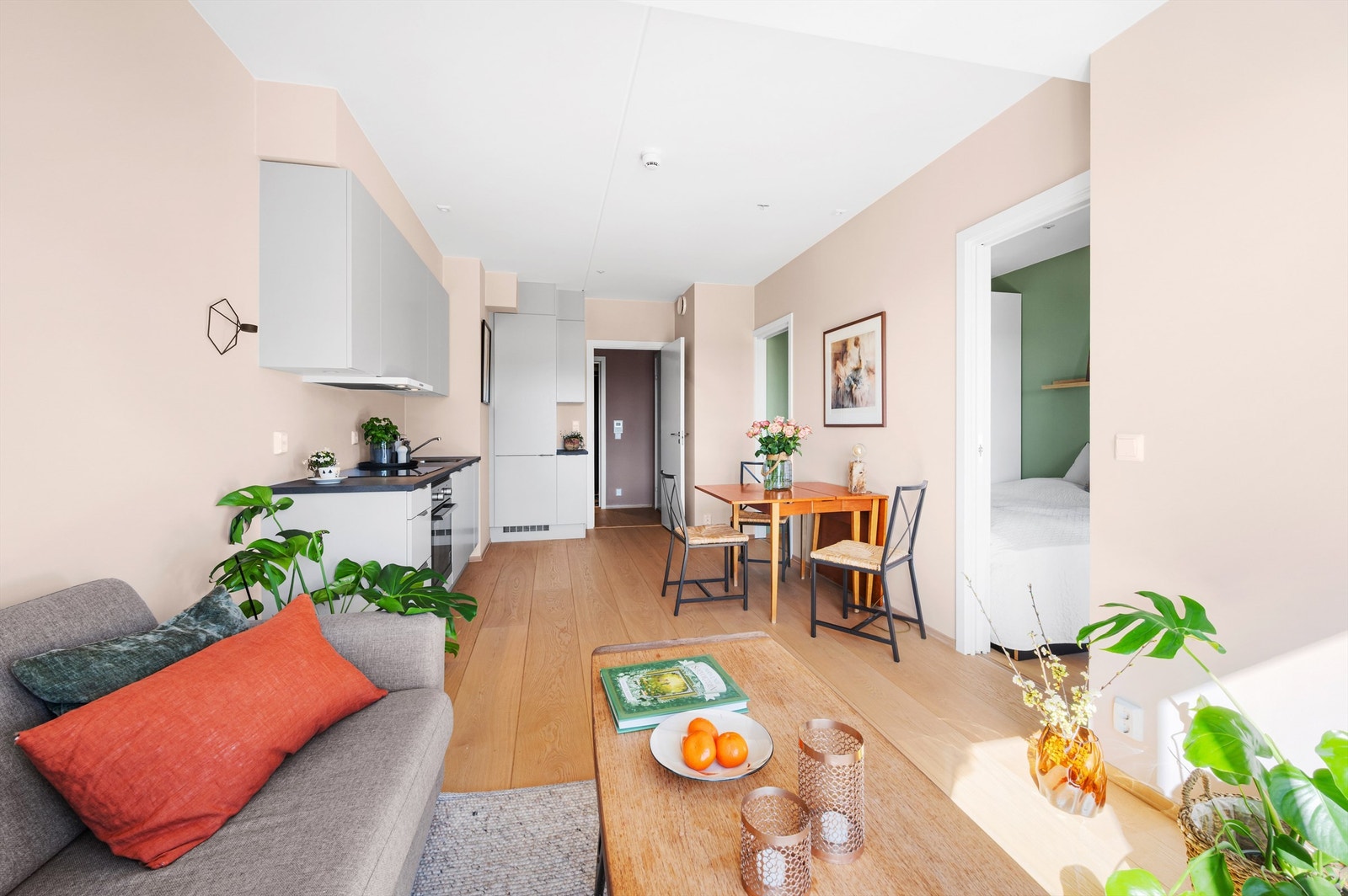 Stuen byr på møbleringsmuligheter med plass til både sofa, salongbord, TV-løsning og spisebord. Galleribilde