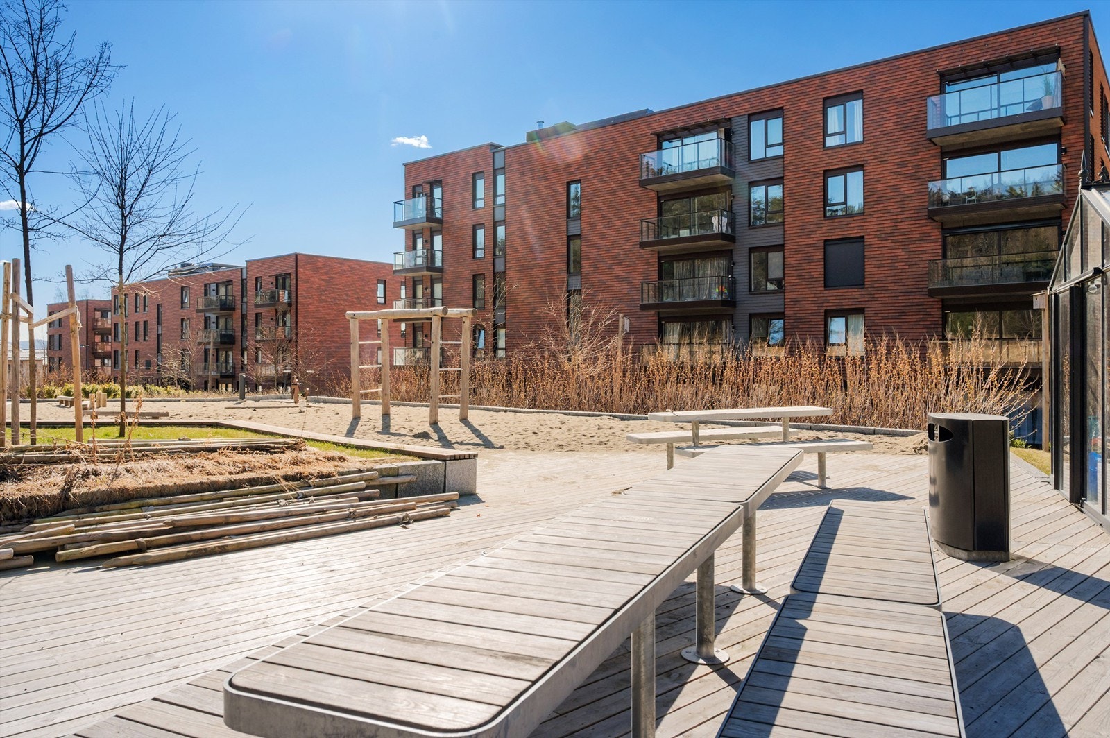Barna kan leke trygt og uforstyrret i rolige omgivelser, godt skjermet fra trafikk og støy. Galleribilde