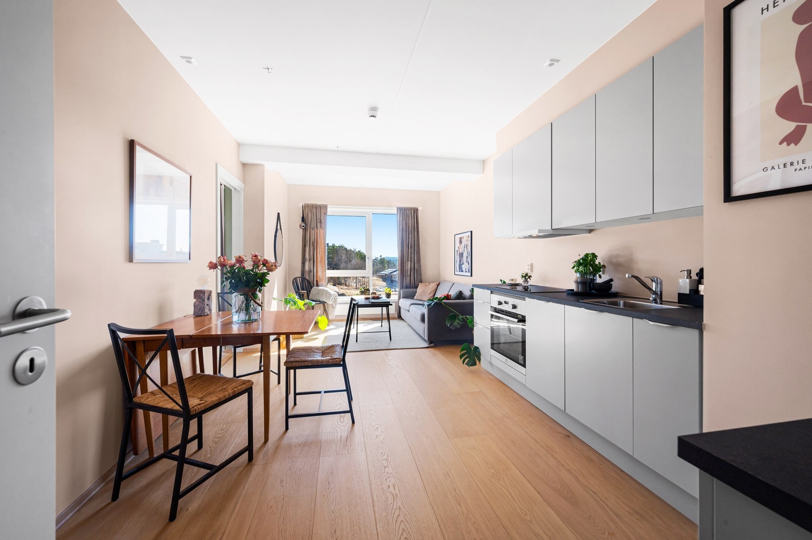 Her bor du sentralt med alt du trenger innen rekkevidde, samtidig som du har naturen tett på. Galleribilde