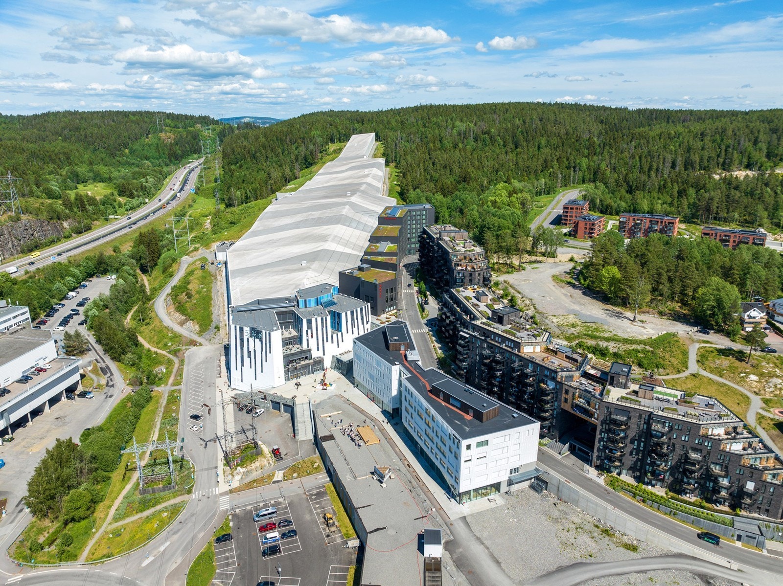 Like i nærheten ligger SNØ som er en av verdens største innendørsarenaer som forener langrenn, snowboard, alpint, freeski og isklatring under samme tak! Galleribilde