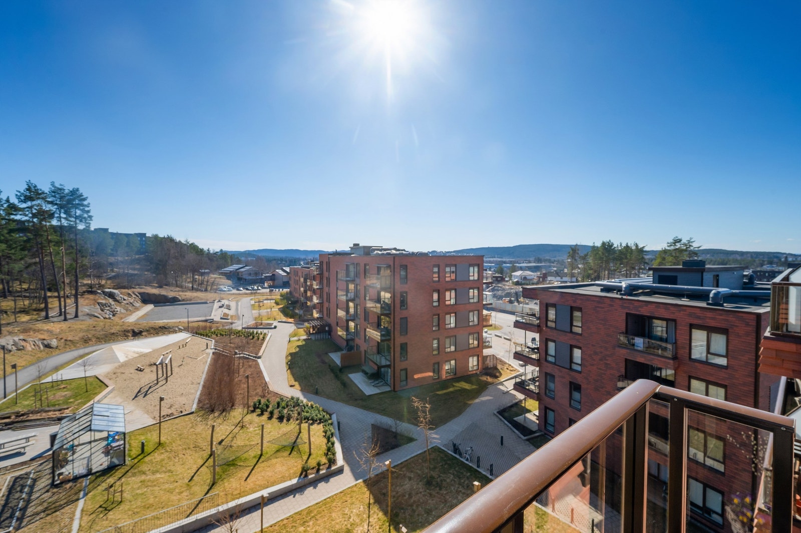 En svært tiltalende 2-roms leilighet med god planløsning og en gjennomgående lys og luftig atmosfære, takket være store vindusflater og en generøs takhøyde på 2,60 meter. Galleribilde