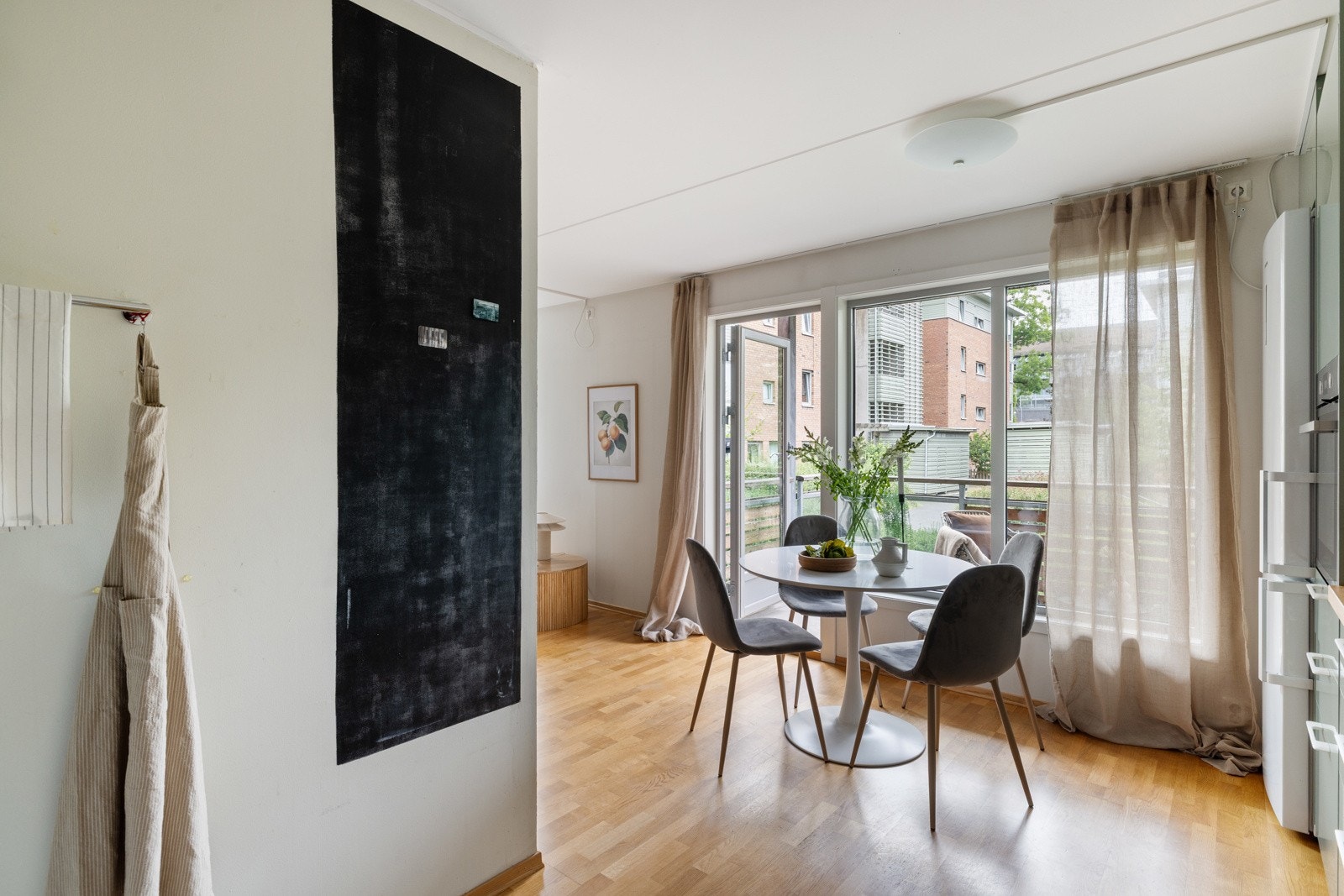 Det er satt inn integrert stekeovn, platetopp og oppvaskmaskin. Galleribilde