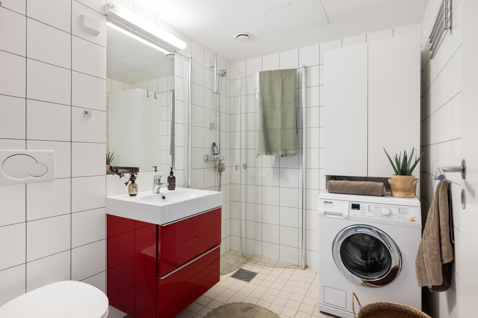 Tidløst og flislagt baderom med gulvvarme. Galleribilde