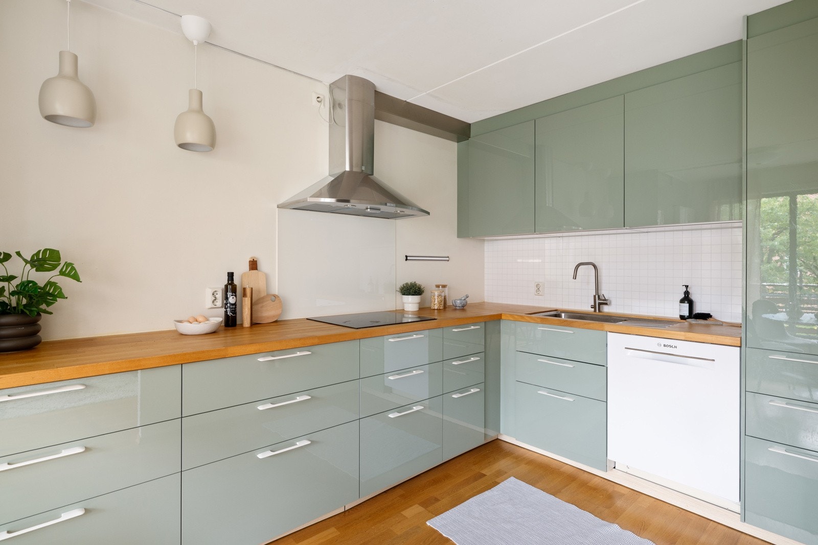 Det er godt med skap- og benkeplass på kjøkkenet for oppbevaring og matlaging. Galleribilde