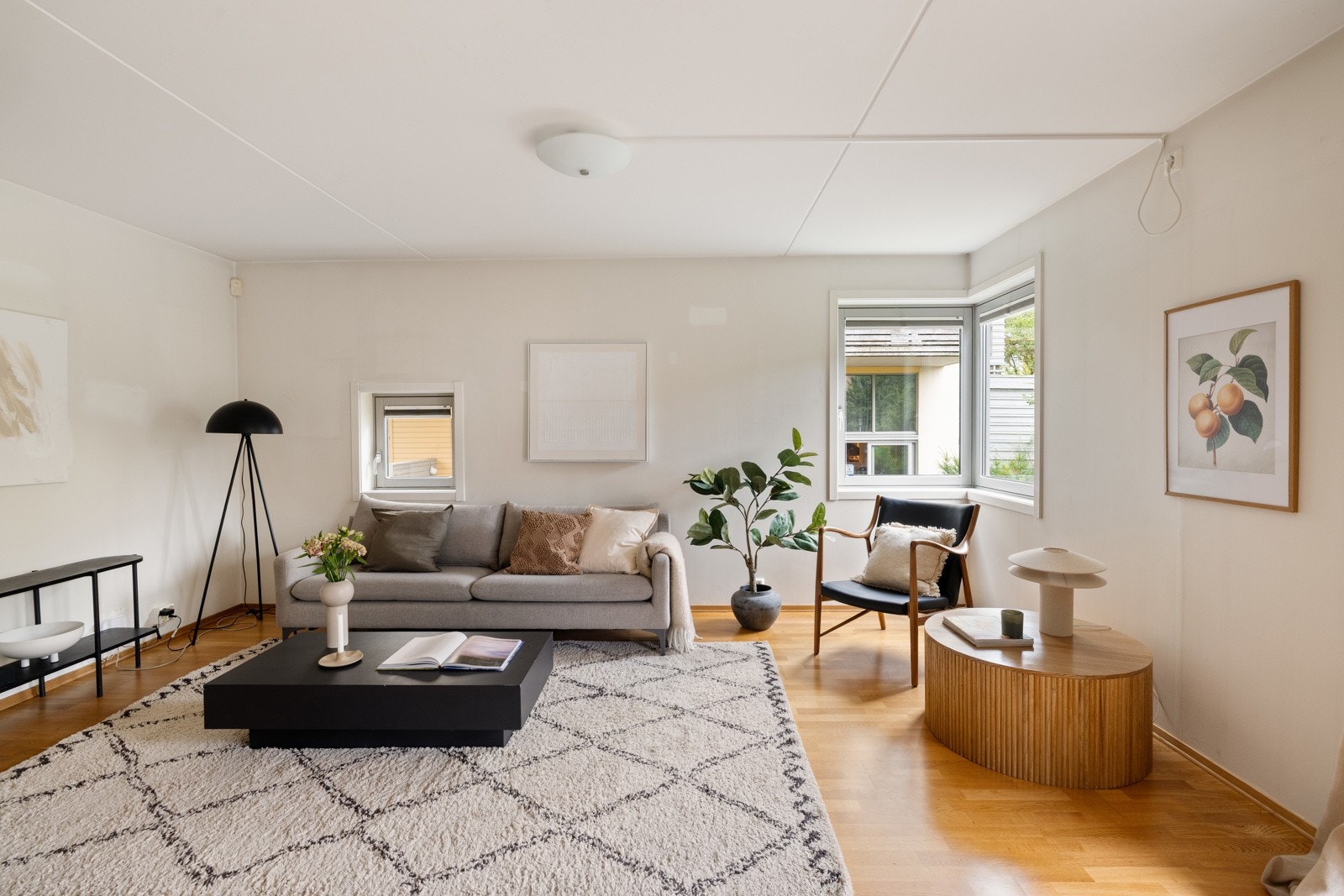 Leiligheten har store vindusflater som slipper inn rikelig med lys i boligen. Galleribilde