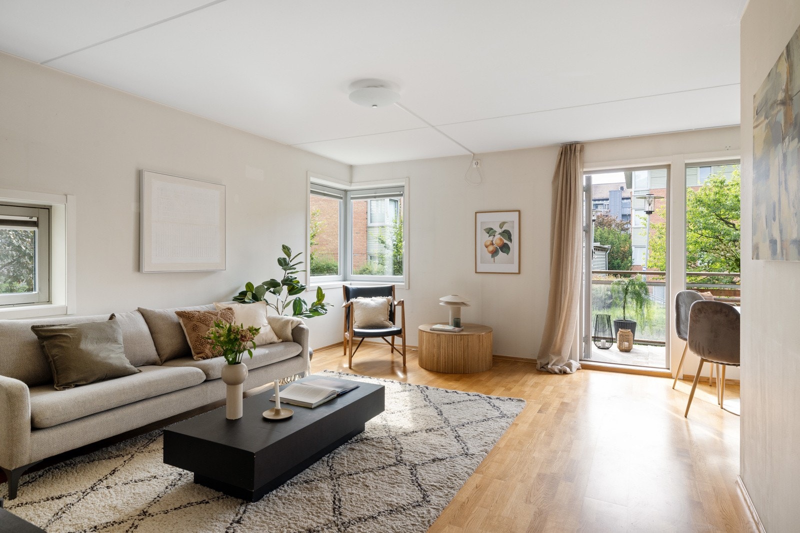 En lys og attraktiv 4-roms endeleilighet fra 2004 med heisadkomst. Galleribilde