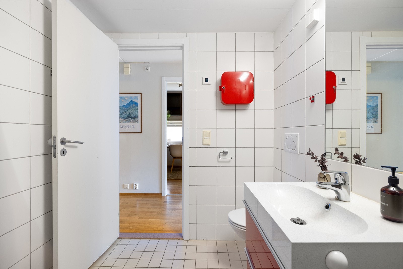 Badet er oppgradert med ny servantinnredning og armatur i 2013. Galleribilde