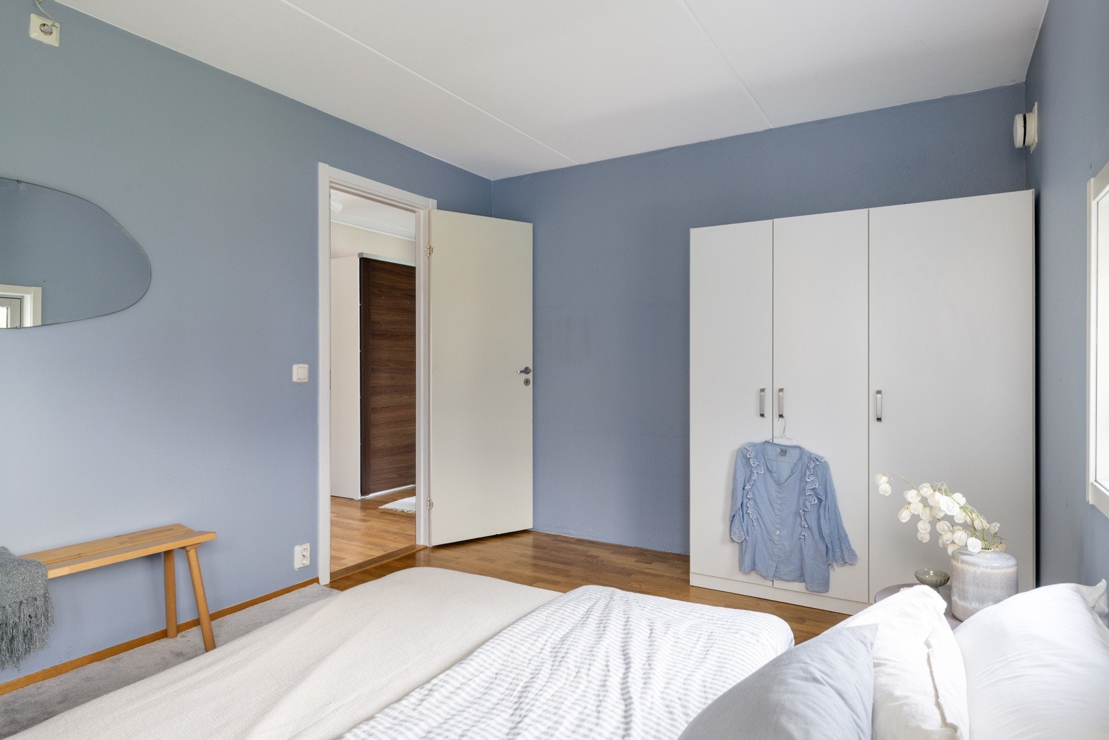 Hyggelig hovedsoverom med god plass til dobbeltseng, nattbord og medfølgende garderobeskap. Galleribilde