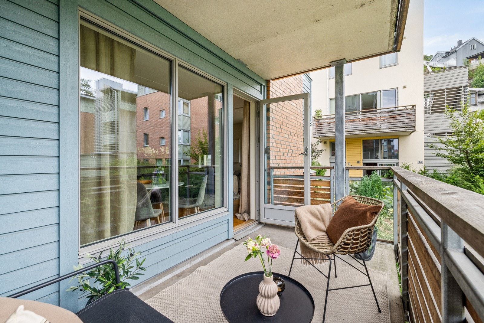 Videre fra stuen er det utgang til boligens overbygde balkong på ca. 7 kvm. Galleribilde