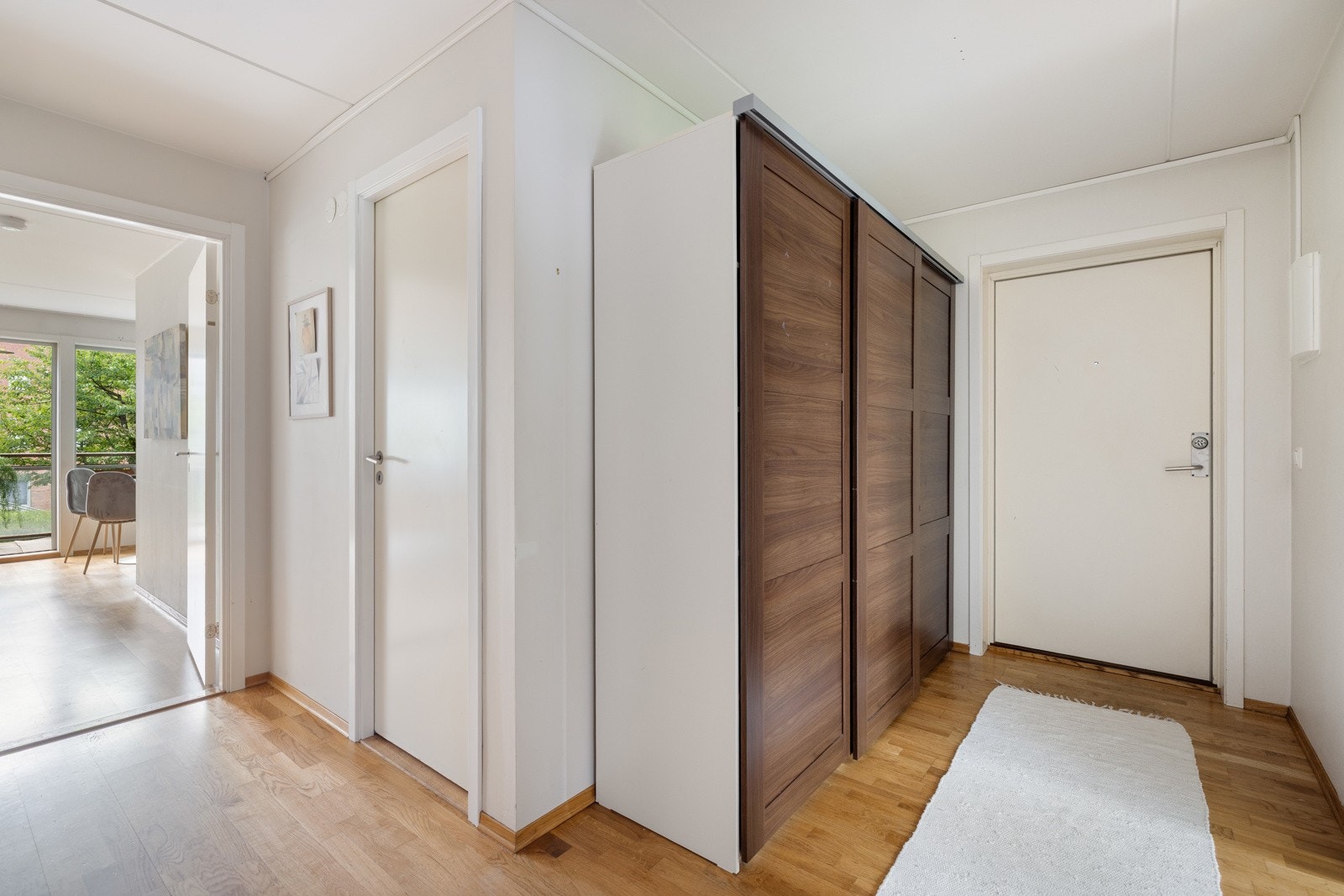 Når du kommer inn i boligen, er det første du møter en lys entré. Du har god plass til yttertøy i stor skyvedørsgarderobe. Galleribilde