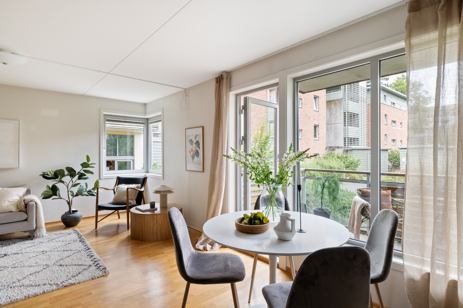 Du har plass til både sofagruppe, spisebord og TV med tilhørende møblement. Galleribilde