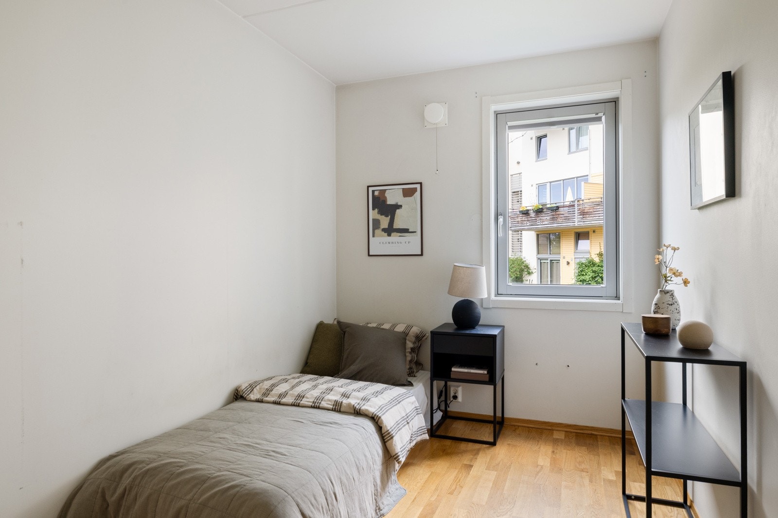 De andre soverommene har plass til seng, skrivepult eller annet ønsket møblement. Galleribilde