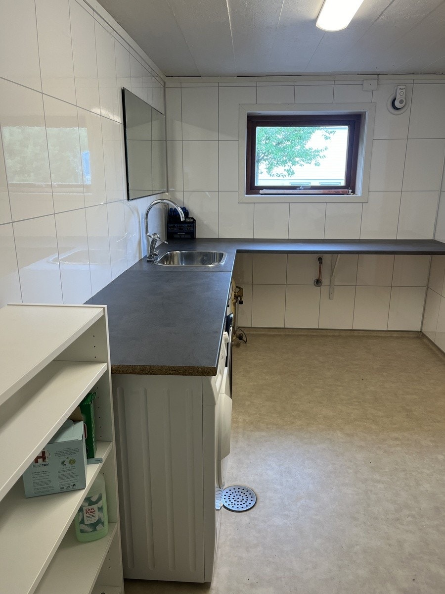 Romslig vaskerom, med vaskemaskin og tørketrommel Galleribilde