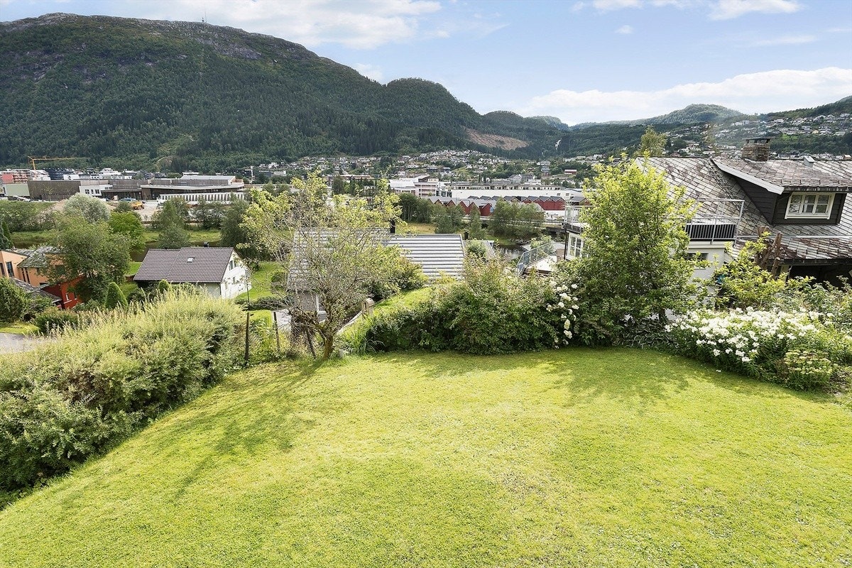 Hage på nedsiden av huset, utsikt mot førde sentrum og Førde VGS Galleribilde