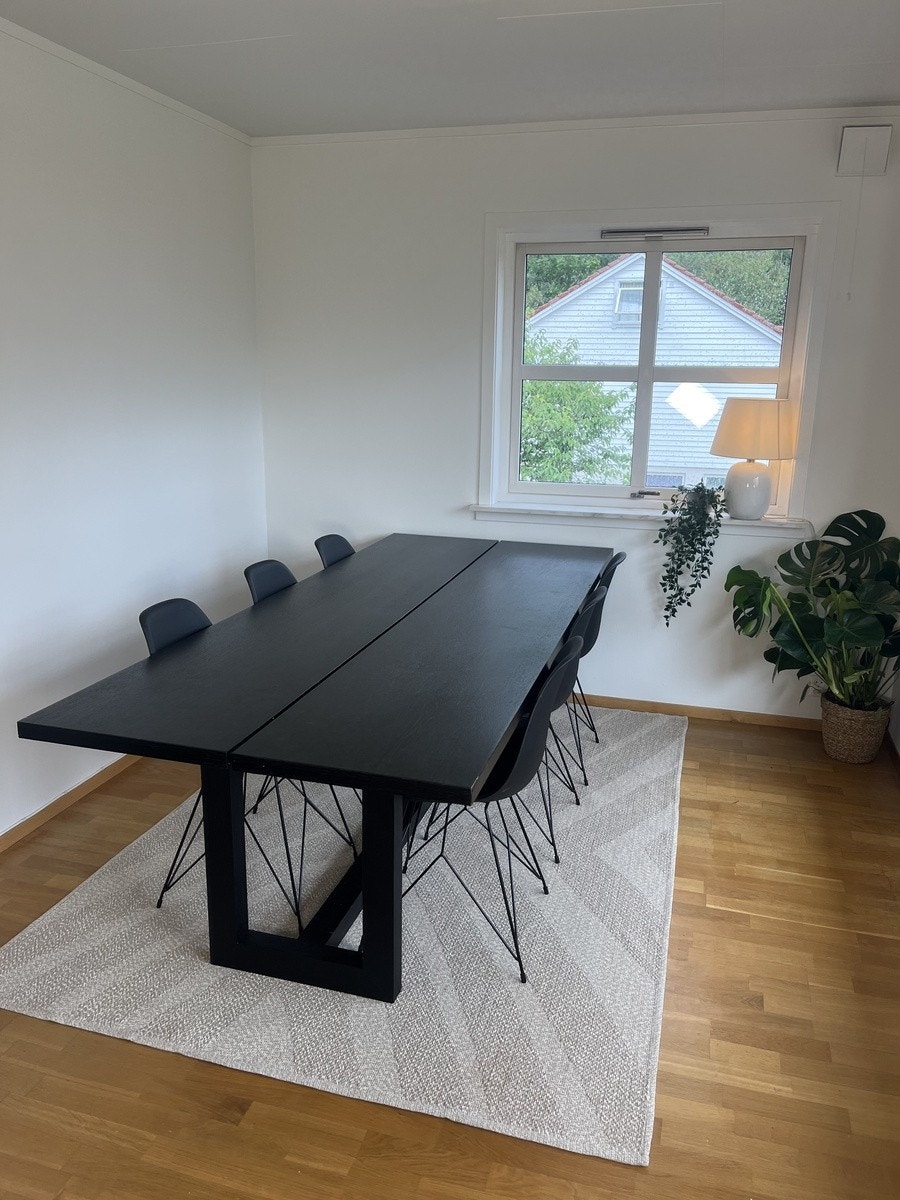 Spisestue, det er peis i spisestuen. Galleribilde