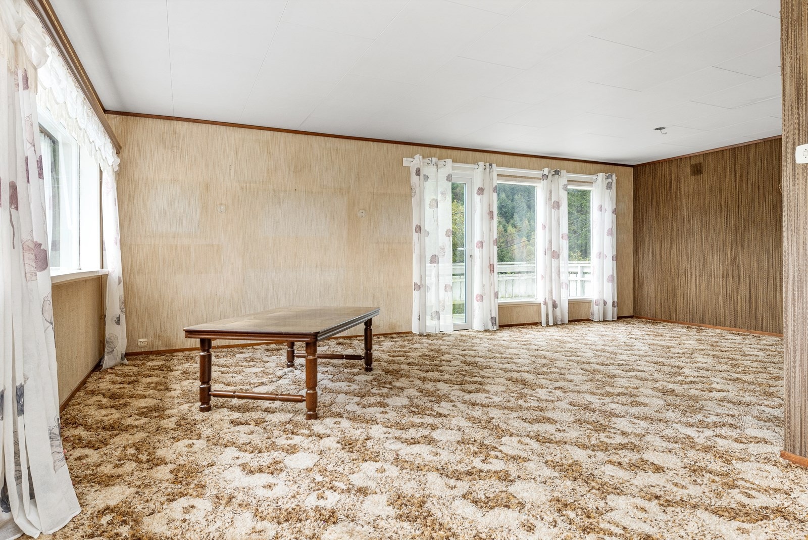 Stue m/utgang til veranda på to sider av bolig. Galleribilde