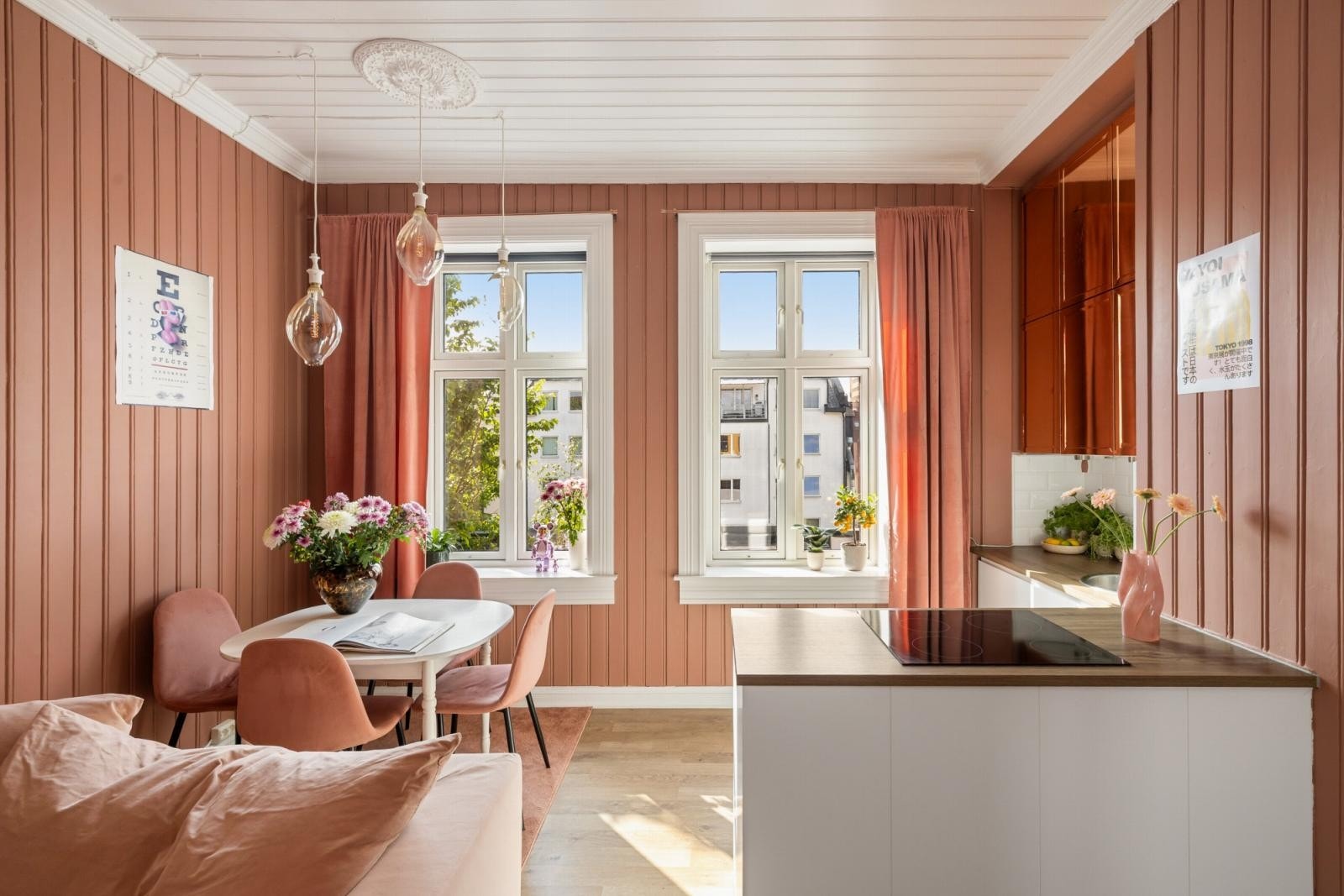 Leiligheten ligger flott til i byggets 4. etasje og har store vinduer som slipper inn rikelig med dagslys. Galleribilde