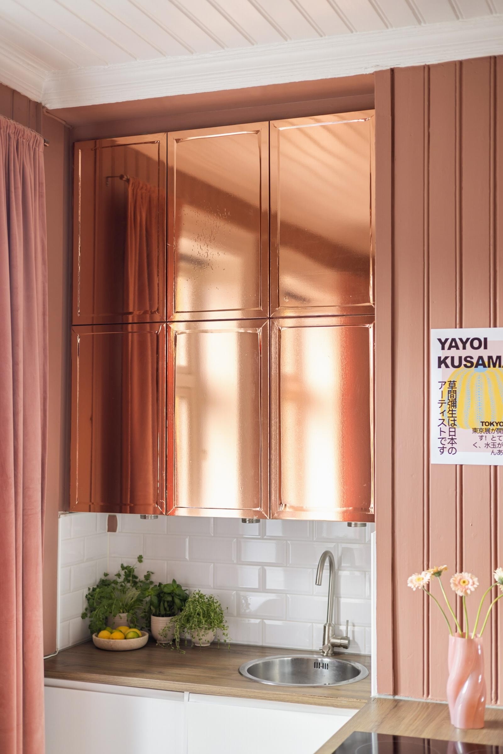 Overskapene er foliert (denne kan tas av om ønskelig), mens benkeskapene har slette hvite fronter Galleribilde