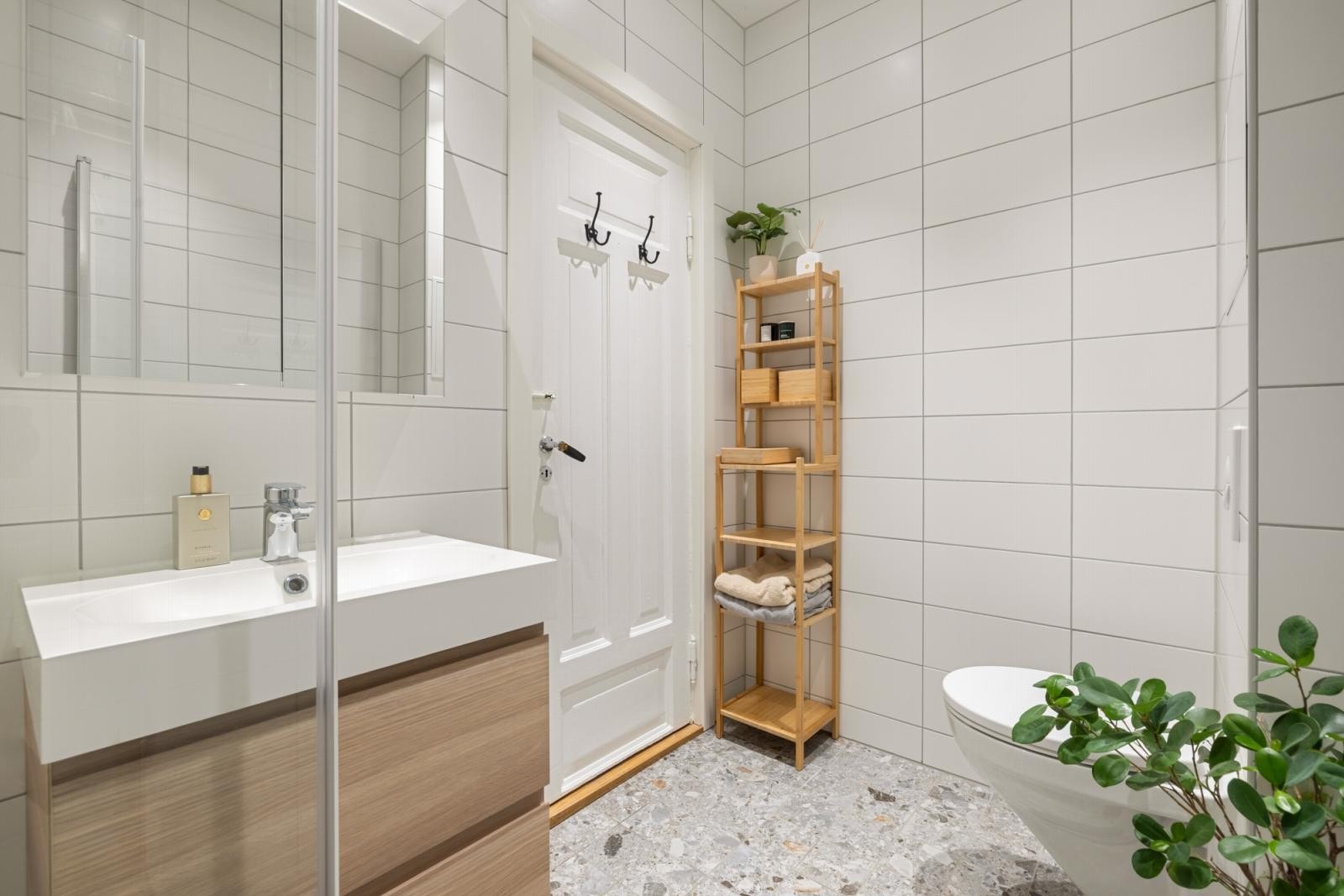 Ellers har badet oppbevaringsplass, servant med underskapp og speilskap. Galleribilde