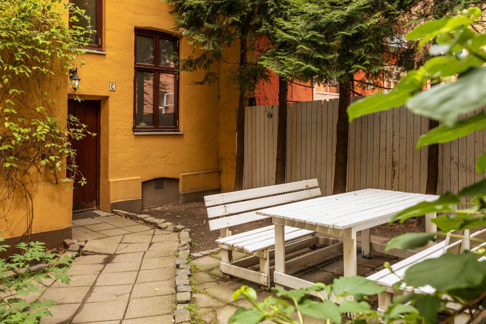 Borettslagets bakgård er pent opparbeidet. Galleribilde