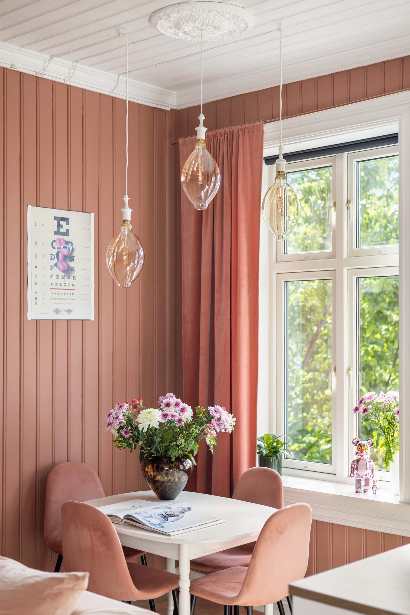 Mellom stue og kjøkken er den perfekte plassen for spisebordet. Galleribilde