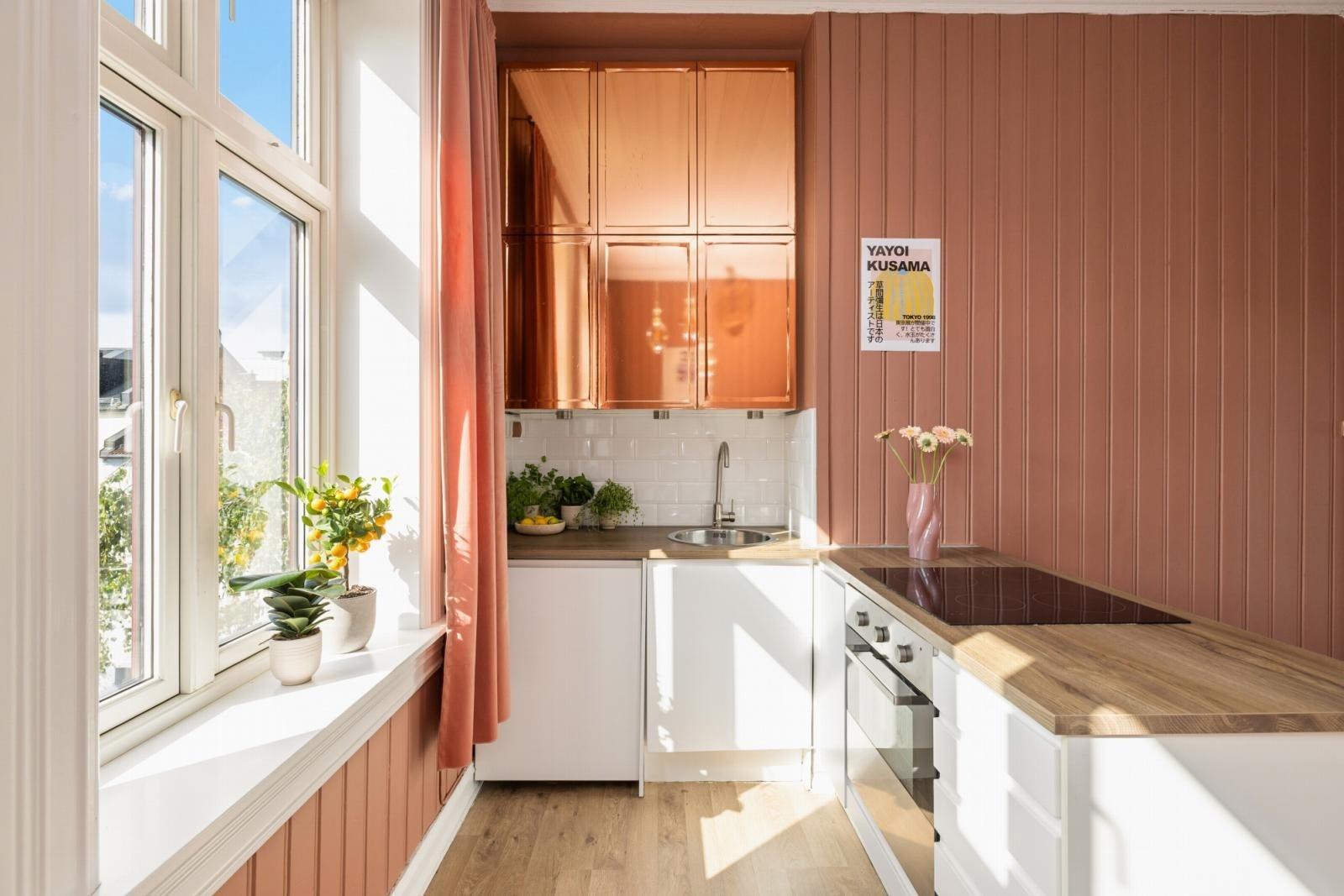 Kjøkkenet ligger i åpen løsning og har integrerte hvitevarer som medfølger i salget. Galleribilde