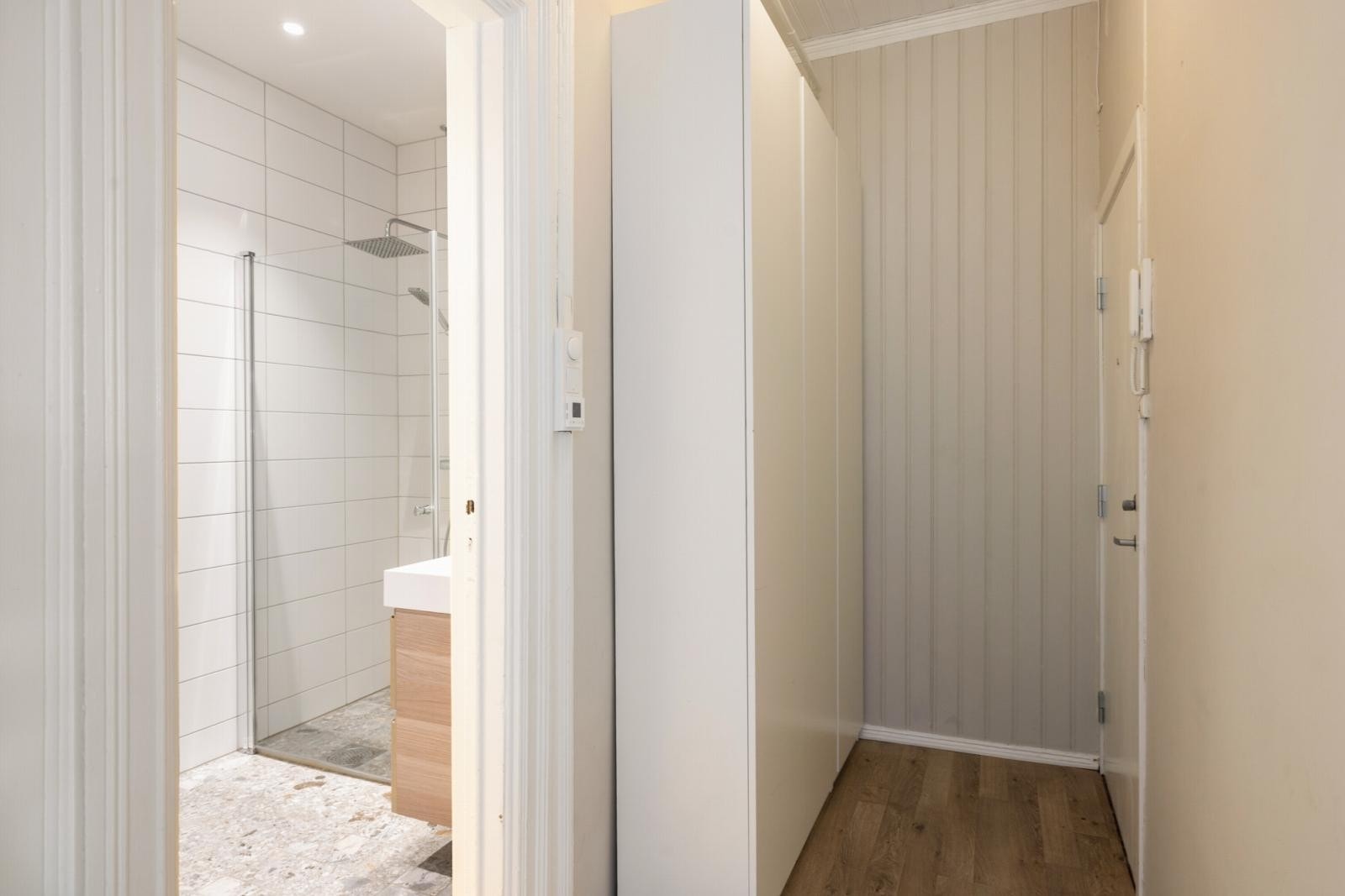 Praktisk gang med mulighet for garderobeløsning. Galleribilde