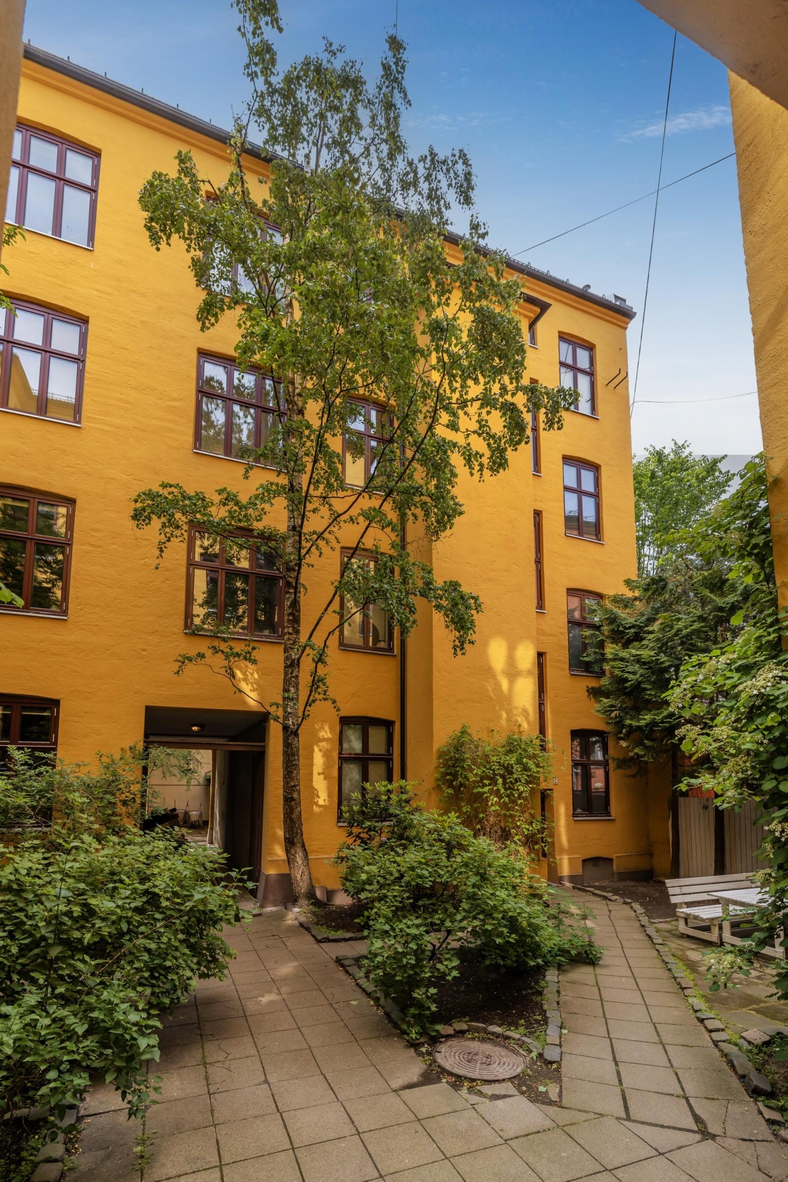 Boligen ligger i frittstående bygg i indre gårdsrom. Her for man rolig og tilbaketrukket til. Galleribilde