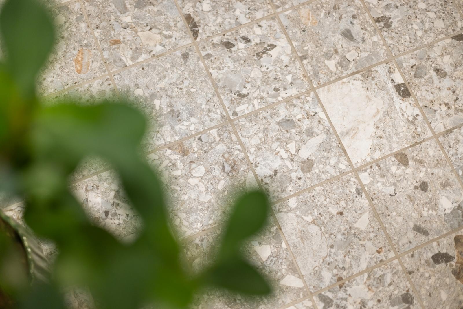 Badet har moderne fliser, varme i gulv og opplegg for vaskemaskin. Galleribilde