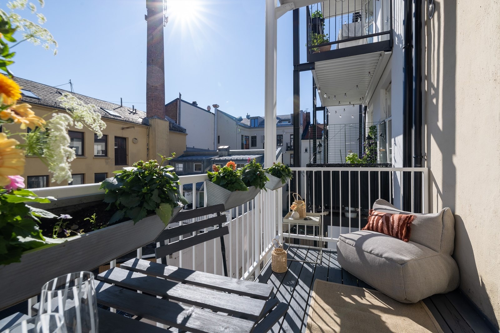 - Her kan du nyte morgenkaffen i ro eller invitere venner til hyggelige kveldsstunder - Galleribilde