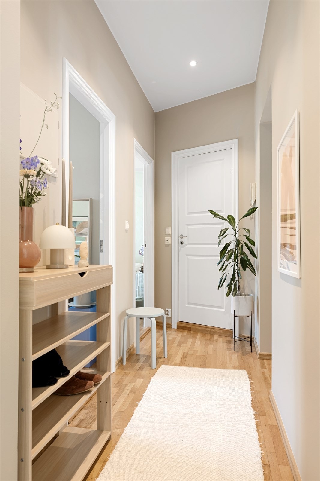 - Separat entré med tilknytning til begge soverommene, bad og oppholdsrommet - Galleribilde