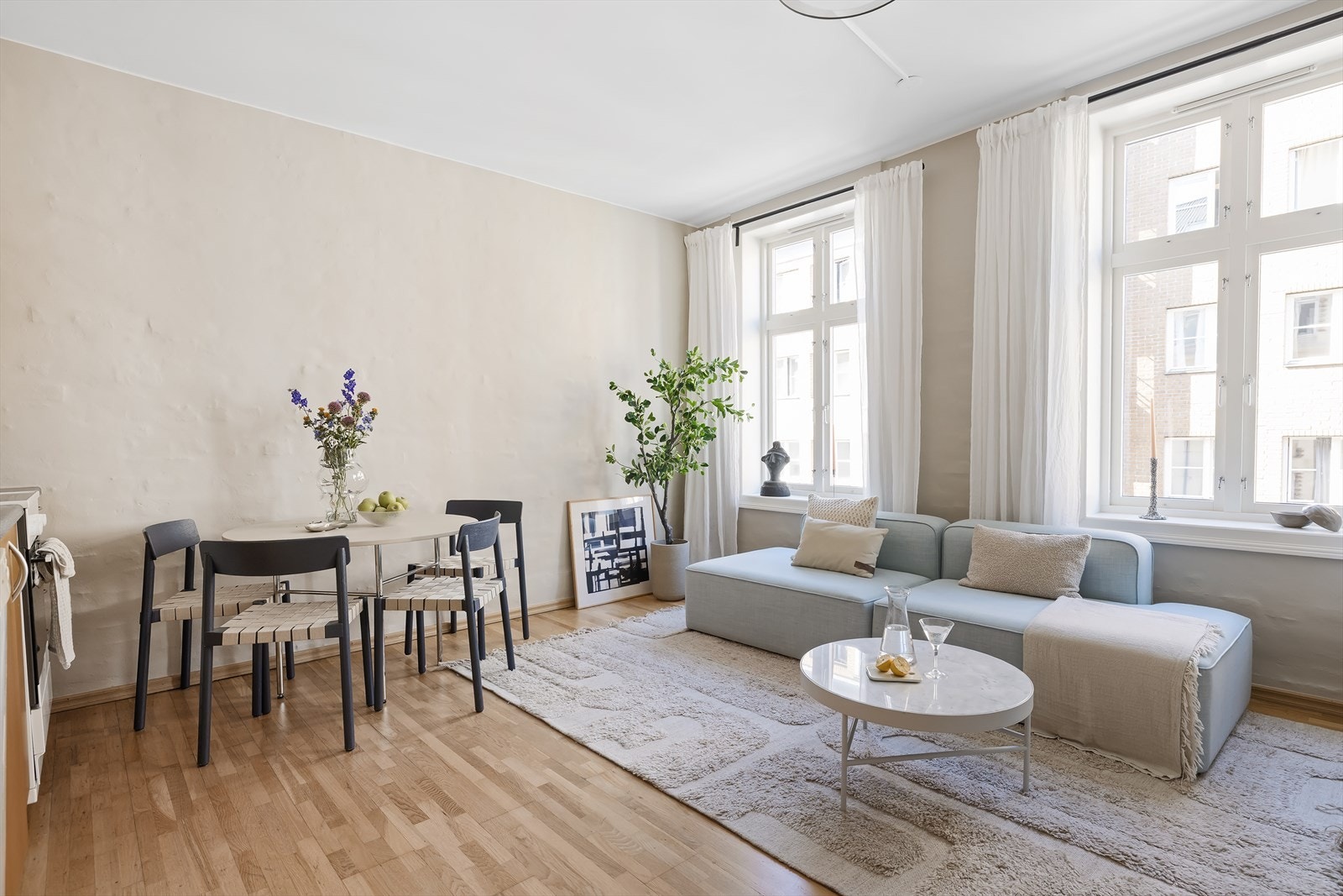 - Oppholdsrommet byr på flere innredningsmuligheter - Galleribilde