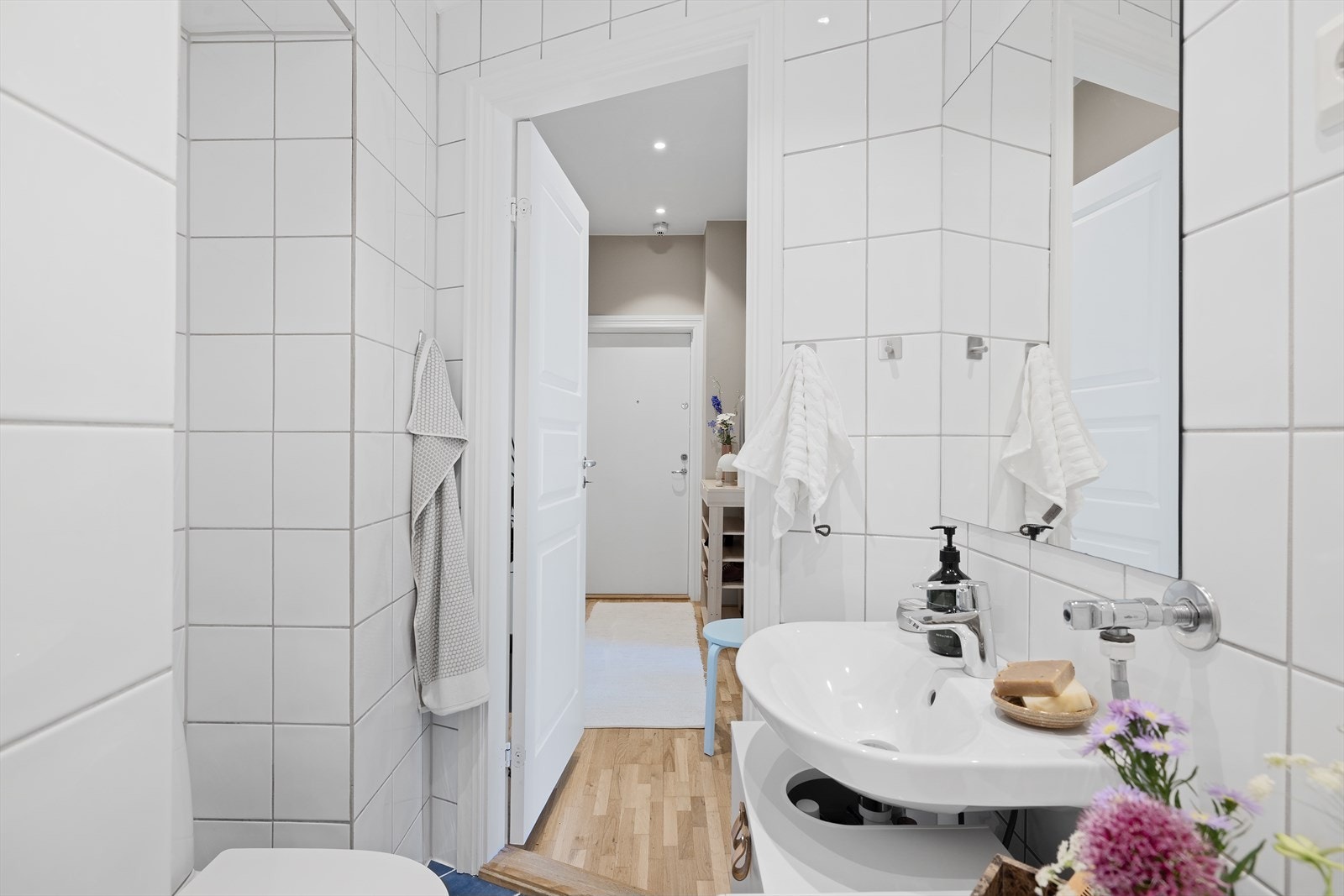 - Det er utstyrt med dusjnisje med forheng, servant med speil, gulvstående toalett og opplegg for vaskemaskin - Galleribilde