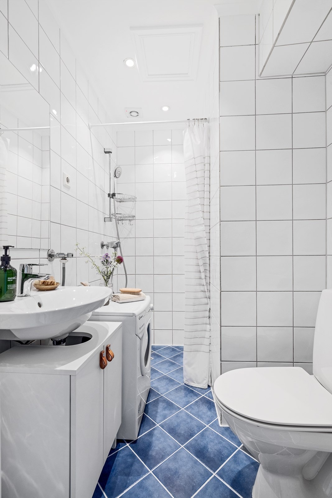 - Baderommet ble renovert i 2003 i regi borettslaget, og har flislagte overflater med varmekabler i gulv - Galleribilde