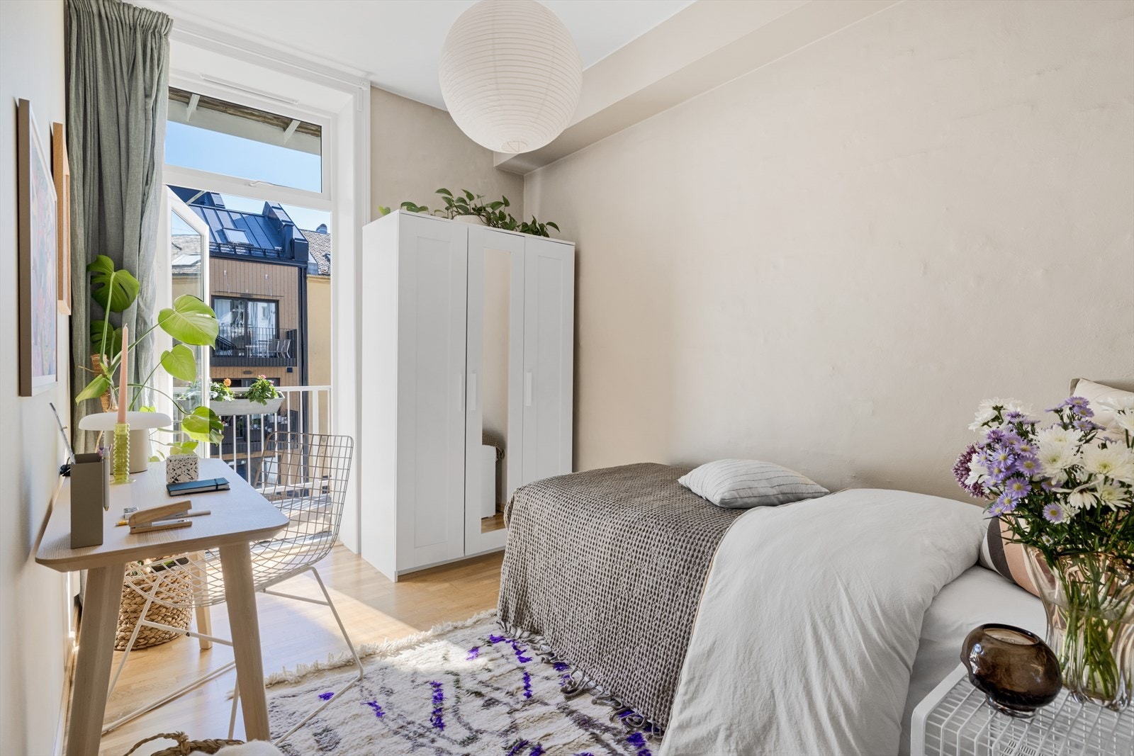 - Soverom 2 vender med mot bakgård, og har tilknytning til balkongen - Galleribilde