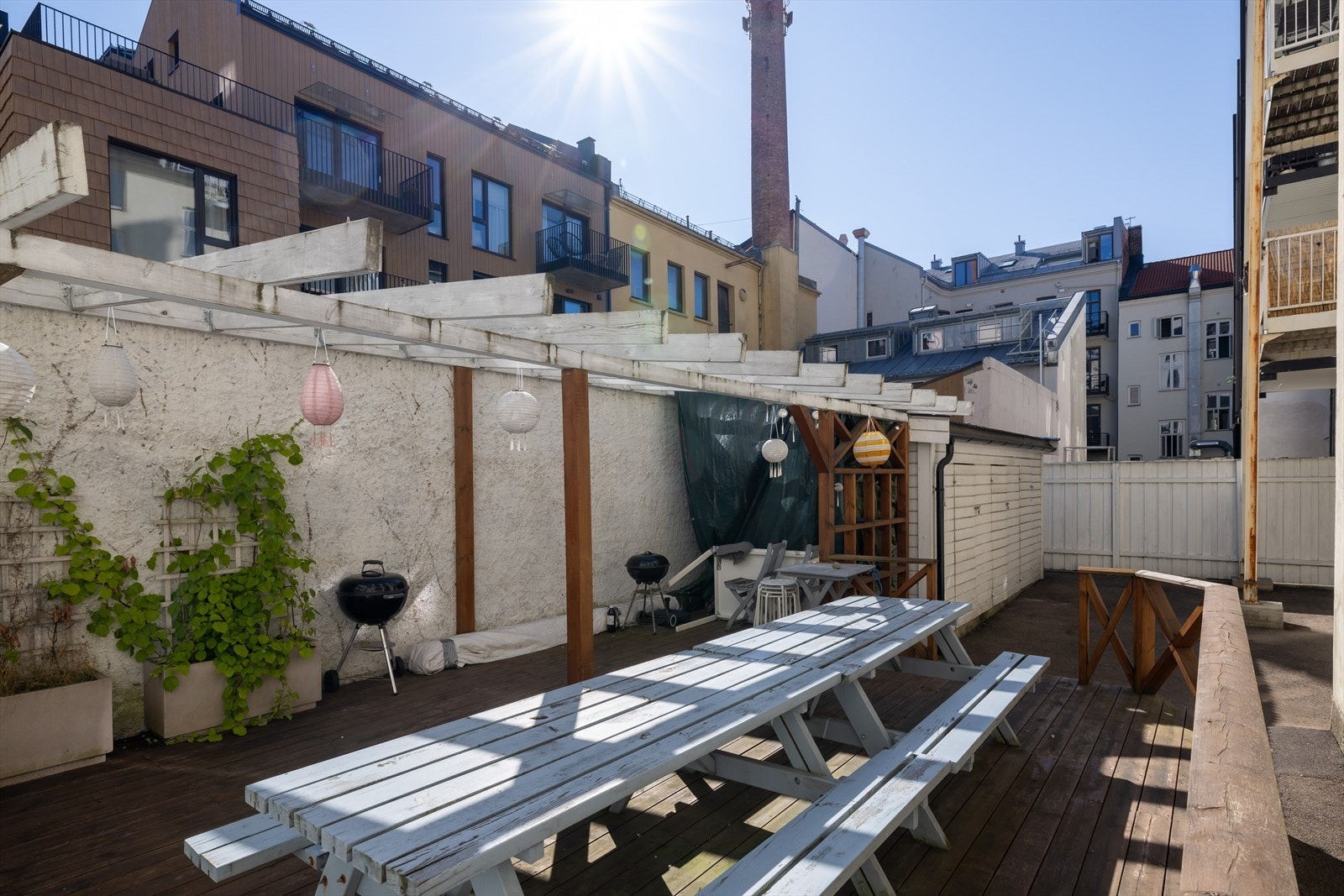 - Fantastisk bakgård med bord og benker til beboerne i borettslaget - Galleribilde