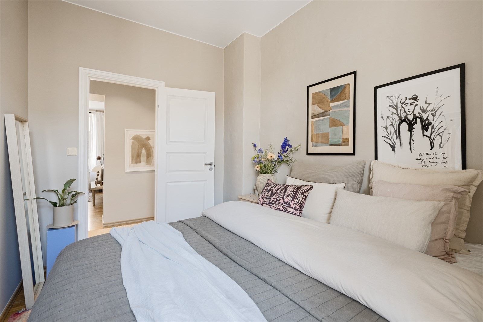 - Rikelig med plass til en stor dobbeltseng og nattbord - Galleribilde