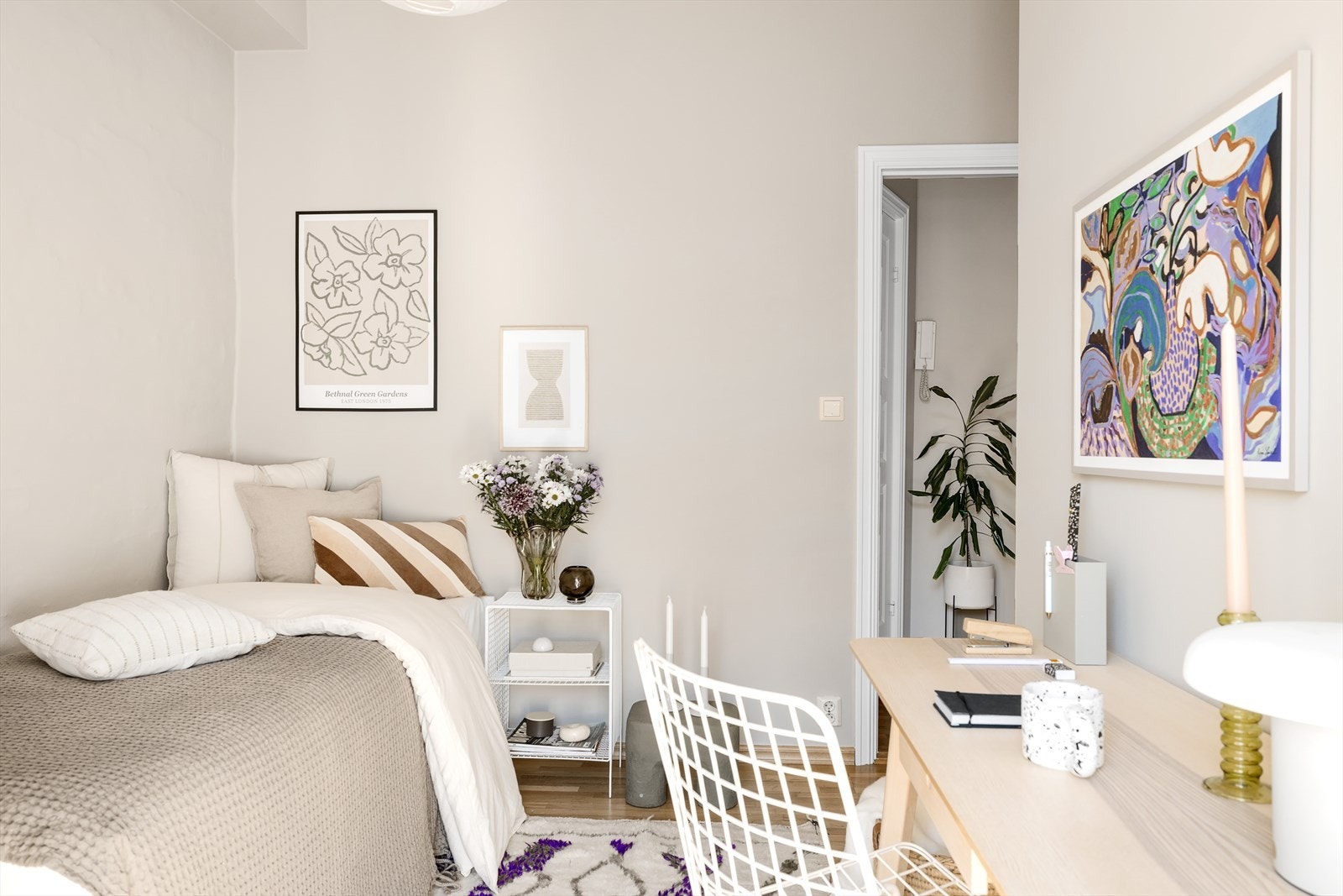 - Her er det god plass til seng, garderobeskap og en praktisk kontorløsning - Galleribilde