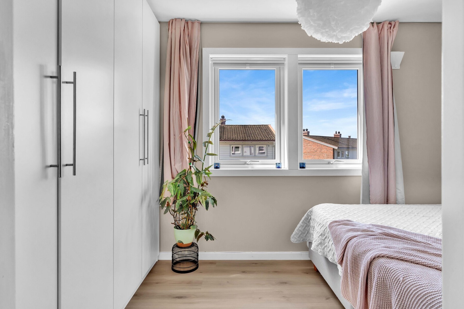 Garderobeskap på soverom 2. Galleribilde