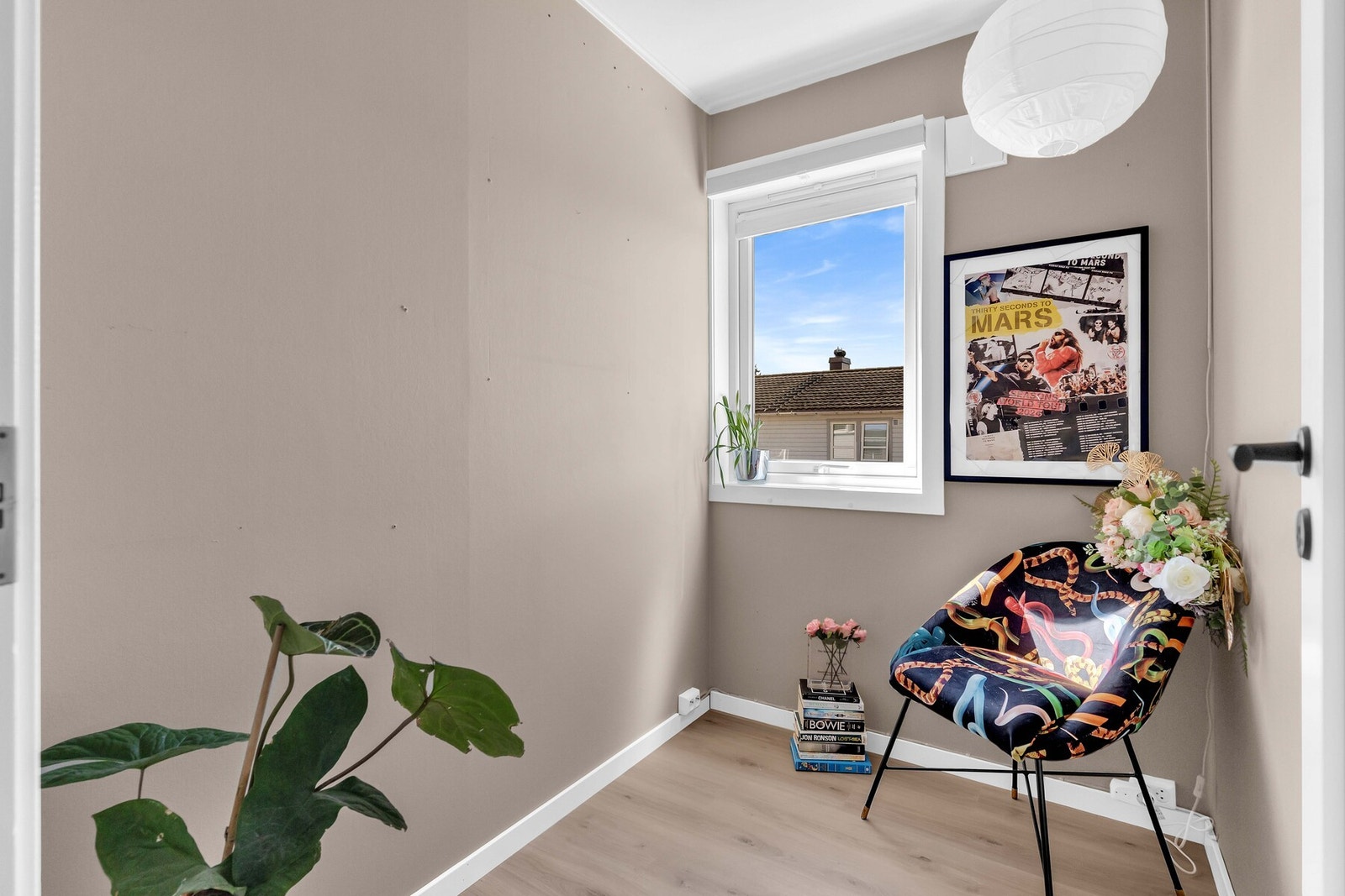Kontorrom med vindu. Dette er ikke et gyldig soverom da det er for lite, men kan alternativt passe som et småbarnsrom. Galleribilde