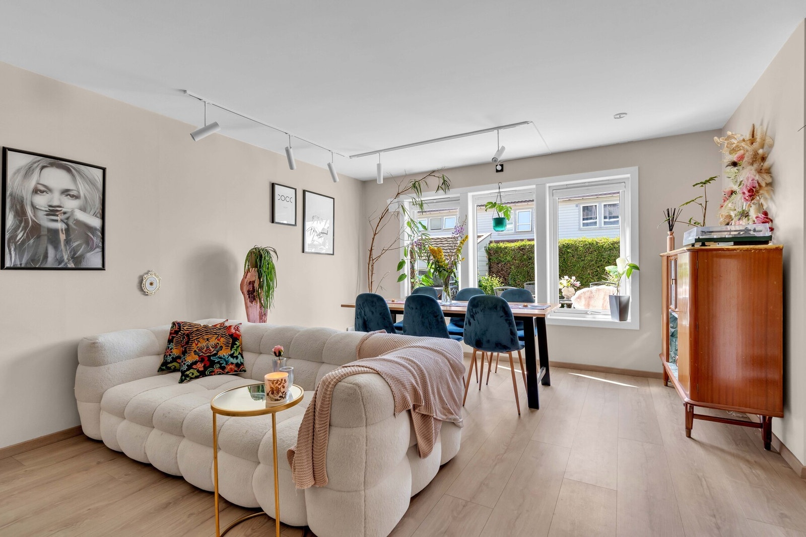 Store vindusoverflater som slipper inn rikelig med naturlig lys. Galleribilde