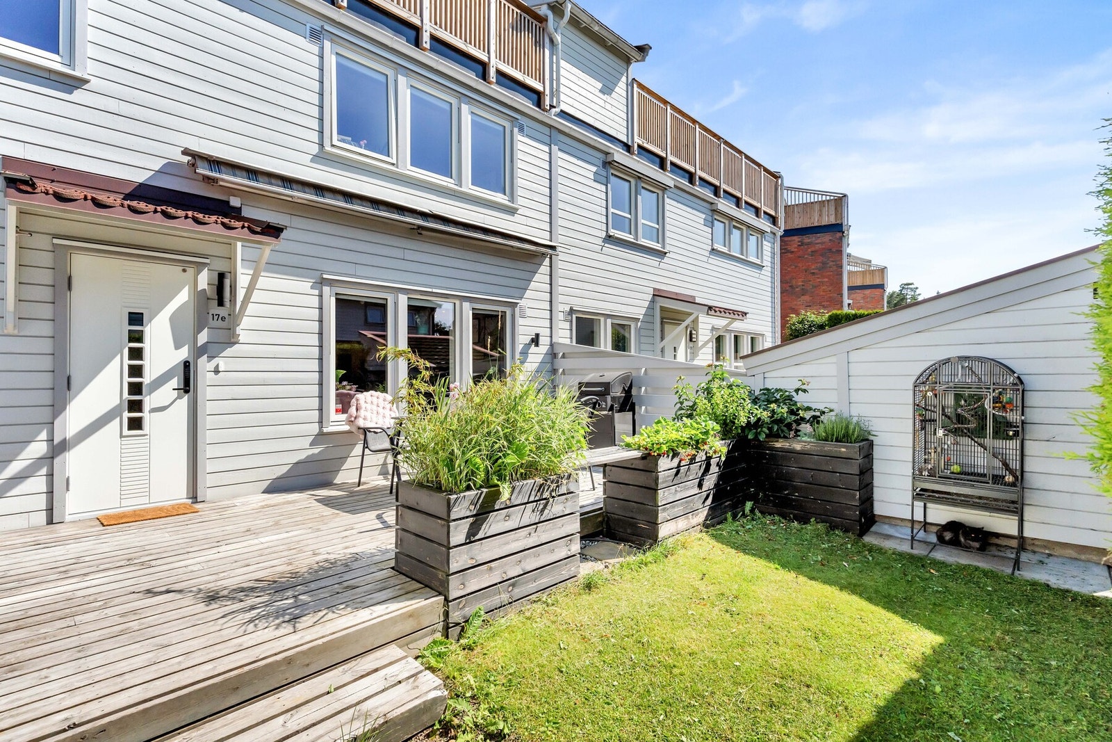 Ved inngangsparti er det markterrasse som vender mot vest. Galleribilde