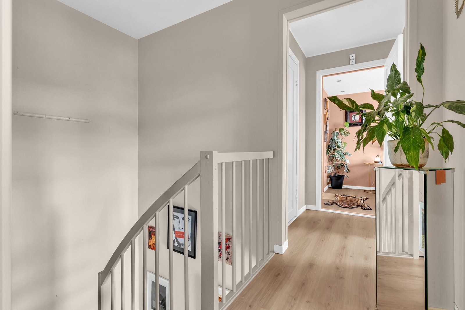 2. etasje inneholder trapperom, mellomgang, bad, soverom 1, soverom 2, kontor, bod og omkledningsrom. Galleribilde