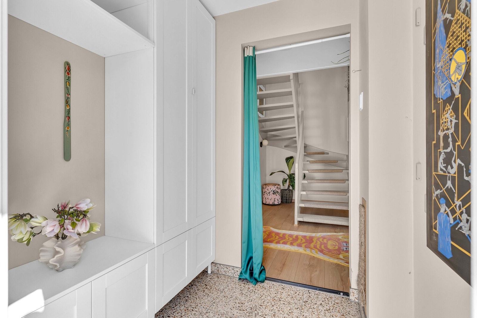 Romslig entre med tilpasset garderobe. Galleribilde