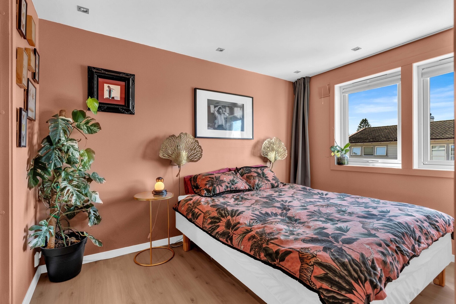 Romslig hovedsoverom med god plass til dobbeltseng. Galleribilde